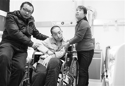 女子照顾四个重症亲人和丈夫一起照料前夫(图)