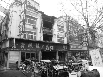 临街店铺深夜突发大火周围商家受到牵连(图)