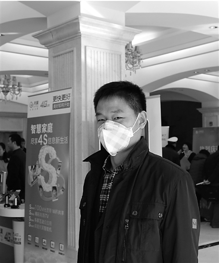 人大代表戴口罩报到:“雾霾话题,我们最关注”