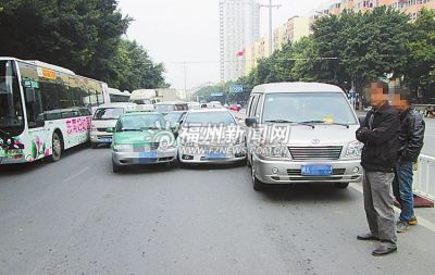 出租车强行变道三车连环刮擦致道路拥堵(图)
