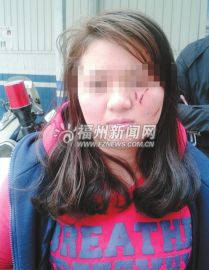 市民买鞋因价太高离开女老板将其拦下大打出手