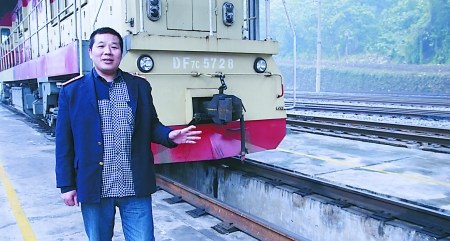 男子横卧铁轨睡着火车鸣笛刹在面前仍未醒(图)