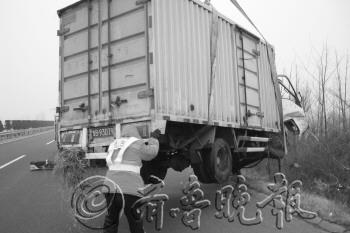 司机疲劳驾驶开货车连人带车冲下边沟(图)