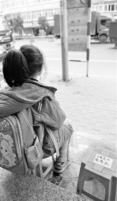 公交站上无座椅小伙搬出最萌小凳候车(图)