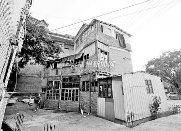 村民举报违建越建越多城管办:三处建筑确未审批