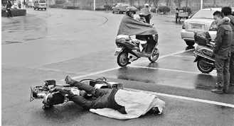 老人雨天骑车摔倒满脸是血热心女士冲上前相扶