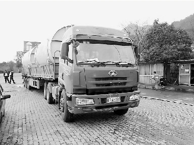 危化品车行驶中发生漏液导致39起事故91辆车相撞