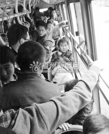 女子公交车上晕倒众人纷纷让座递矿泉水