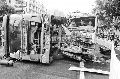 闹市区三车相撞三人受伤被困路面洒满柴油(图)