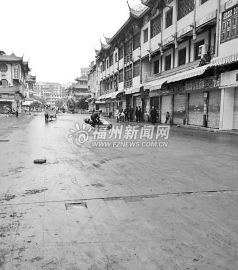 数十人在福州古街滑倒祸起小吃摊倒的满地油