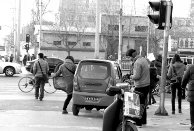 “老年代步车”方便背后隐患多免摇号上牌成噱头