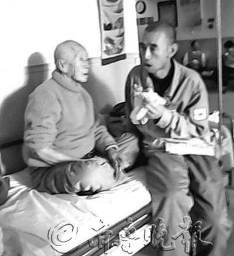 八旬母亲住院掉光牙孝子嚼烂饭菜喂食“反哺”