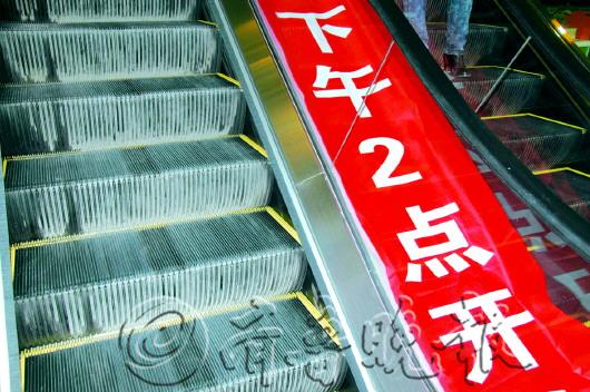 3岁女童头部卡自动扶梯热心男子将其救起(图)