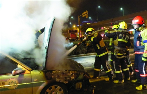 ���⳵ͻ�Ż�Һ�������ճɡ�ը������ͼ��