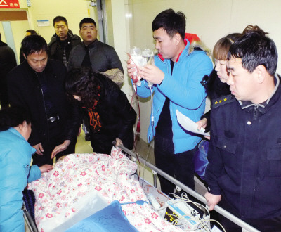 女子擦窗户打滑从6楼坠下热心的哥引路帮送医