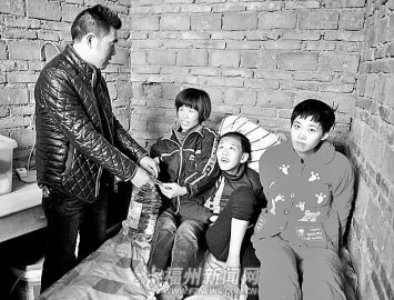 ��Ů˫˫���������϶�ĸ�׻��ͳɼ���������ͼ��