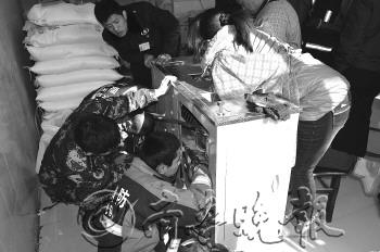 搅面机转太快女工手臂被“咬住”(图)