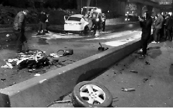 醉驾司机凌晨撞上电线杆车身几乎“粉碎”(图)