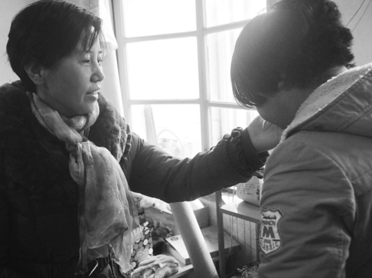 少女遭患精神疾病父亲锁家9个月获救重回课堂