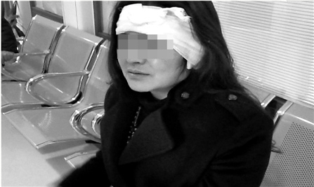 轿车副驾驶门突然打开骑车母女避让不及一头撞上