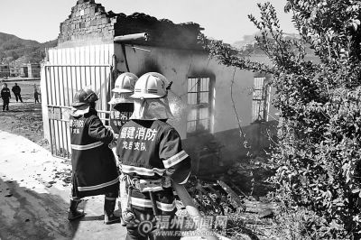 福州一民房起火疑为小孩放烟花所致(图)