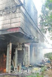 福州鼓楼区一公寓起火着火的杂物间布满电线(图)