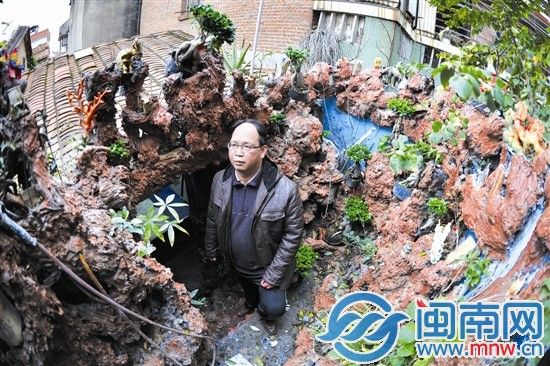 男子用废品造假山栽种花草搭配出“丹霞地貌”