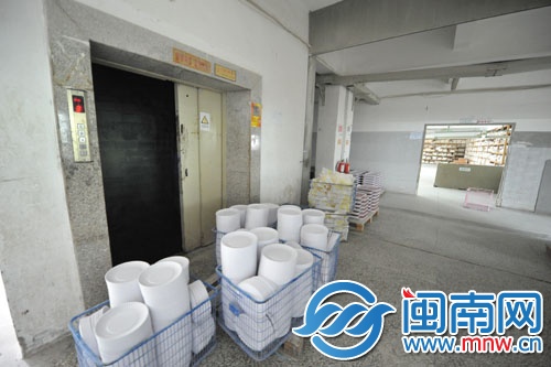 货梯未到门先开女工二楼坠亡警方介入调查(图)