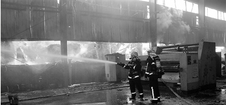 嘉兴一包装企业突发大火疑因电焊时操作不当引起