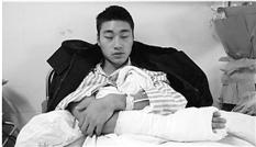 协警看斧头伤人伸手去挡右手三根肌筋被砍断