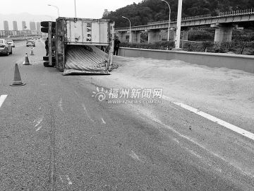 福州一货车在三环路侧翻车上稻谷倾泻一地(图)