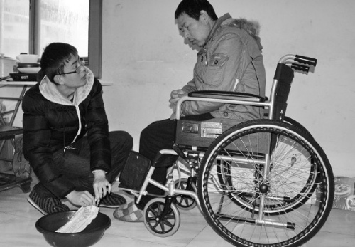 男孩带病母上学家乡父亲瘫痪 分身乏术陷两难