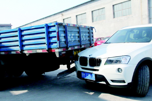 货车院内倒车撞上身后宝马 司机拉货不成反赔钱