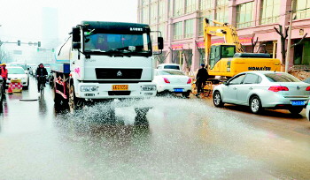 济南20多辆洒水车轮番“洗城”洒水量翻番(图)