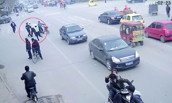 男子闹市疯抢他人治病钱两协警狂追200米制服