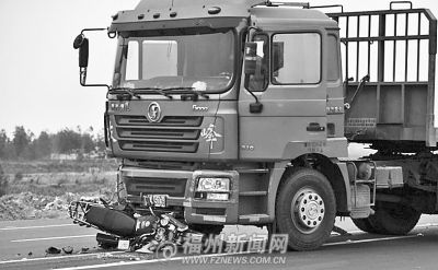 һ������Ħ�г�ȥ����ײ�ϻ����⹫����Ů����