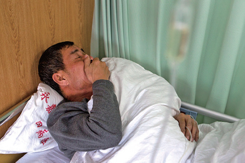 绝症男子发告示欲"赠房托妻" 八成网友表反对