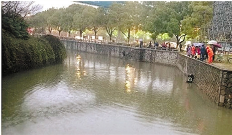 女子轻生跳河双脚已进水被老公拼命抱住