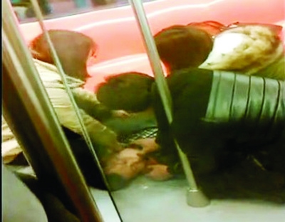 ����Ů�˿����������ҧ�������������У�ͼ��