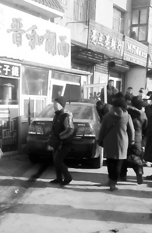 轿车为躲面包车撞进路边面馆一老人受伤送医