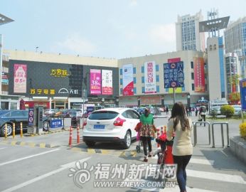 广场没有无障碍通道婴儿车只好走机动车道(图)