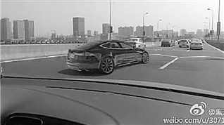 金华小伙购内地第一辆特斯拉未上牌只能停家中