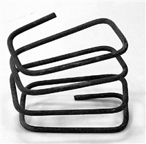 高架掉下一根弹簧筋落到地面又弹起砸伤路人