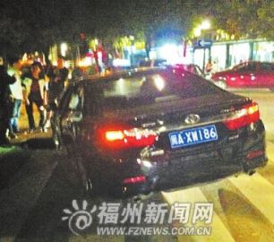 福州一路面突然塌陷车轮卡进坑里(图)