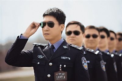 郑州交巡警队公布警员帅照网友称魅力爆棚(图)