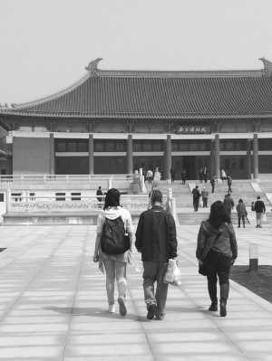 男子手拎药水袋扛输液瓶游南京博物院(图)