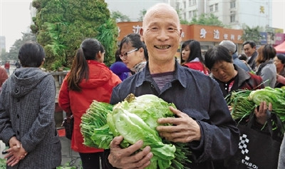 菜农免费送1.5万斤蔬菜市民捐钱表爱心(图)