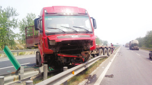 货车为避开施工人员司机猛打方向车毁自伤(图)