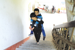 妈妈背瘫痪儿子上学14年每天5点起床22点休息