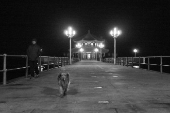 青岛百年栈桥完成大修试开放去年因风暴潮坍塌